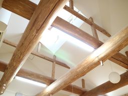 木の梁のある屋内天井