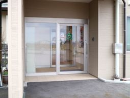 清潔感ある建物のエントランス