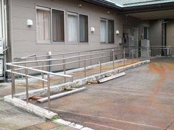 バリアフリーのスロープ付き通路