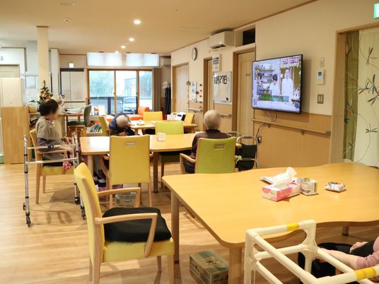 暖かみのある明るい食堂