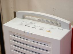 清潔なエアコンのクローズアップ