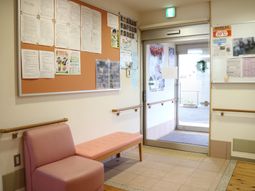 掲示物とベンチのある廊下