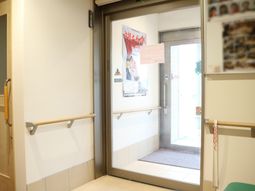 明るいエントランスの様子