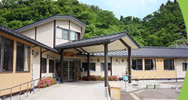 緑に囲まれた外観