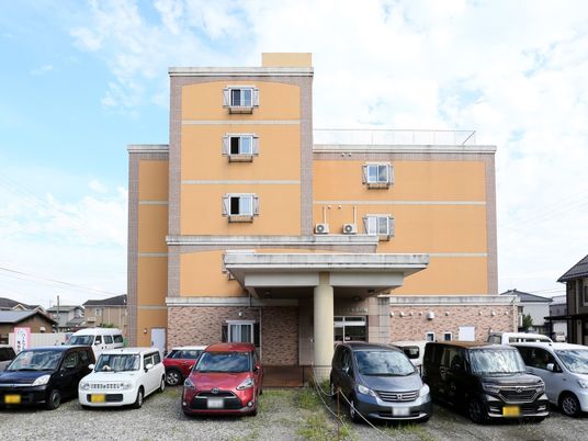 オレンジ色の建物の外観