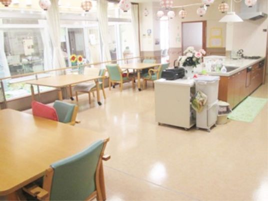 明るい広々とした食堂