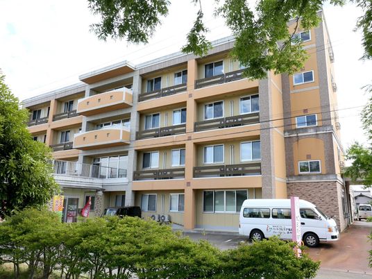 明るい外観の建物