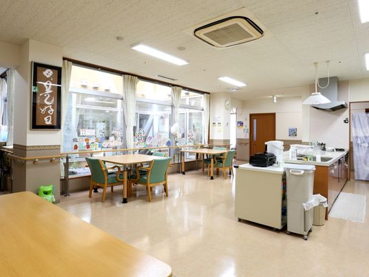 広々明るい食堂空間