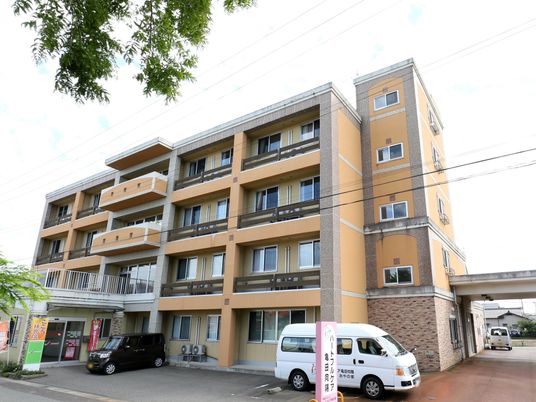 明るい建物外観