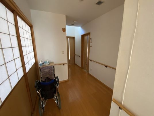 明るい廊下と車椅子