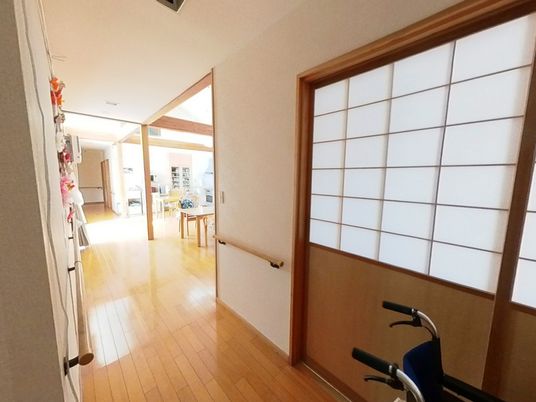 和風の廊下から見える居室