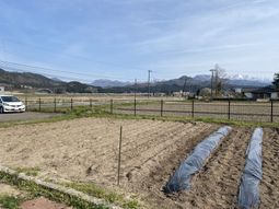 雪を頂く山々と畑