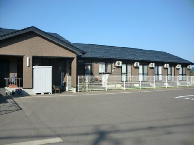 快適な居住環境の外観 外観 モダンなデザインの一階建ての住居スペースが広がっており、快適さと安心を提供しています。バリアフリー設計により、どなたも生活しやすい環境が整っています。