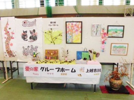 創作展示のカラフルな壁面