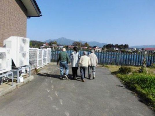 散歩する人々と青空