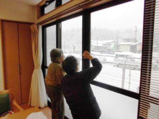 雪を見る二人の居室