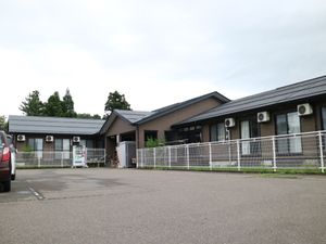茶色い施設の外観