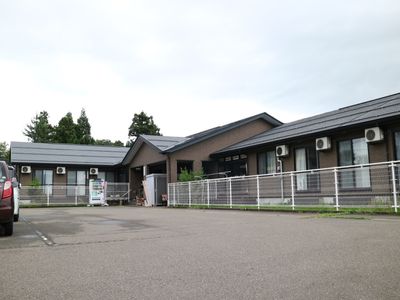 茶色い施設の外観