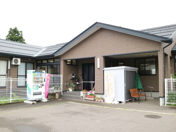 落ち着いた色合いの外観