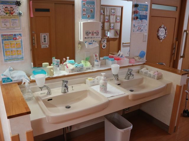 清潔な洗面台の設備 洗面台 ゆとりのあるスペースを有した清潔感溢れる洗面設備です。毎日の身だしなみに必要なアイテムを整然と配置しております。