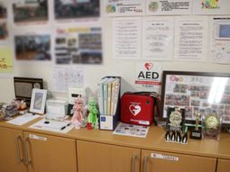 情報豊富な壁面とカウンター