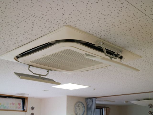 天井に取り付けられたエアコン エアコン 適切な温度管理を実現する施設のエアコンです。四季を通じて心地よい環境で勤務ができるよう配慮しています。