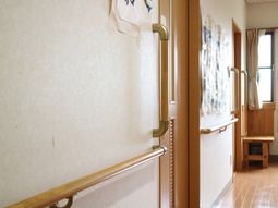 明るい廊下と手すり