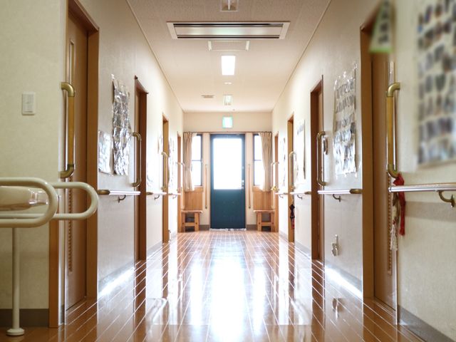 安全な手すり付き廊下 通路 手すりが設置された綺麗な廊下が、皆さまの安心な移動をサポートいたします。光が差し込む明るい空間で、快適にお過ごしいただけます。
