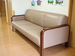 ベージュのソファが設置された廊下