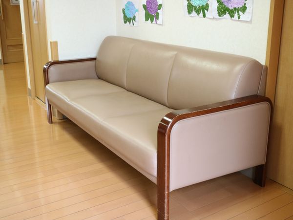 ベージュのソファが設置された廊下