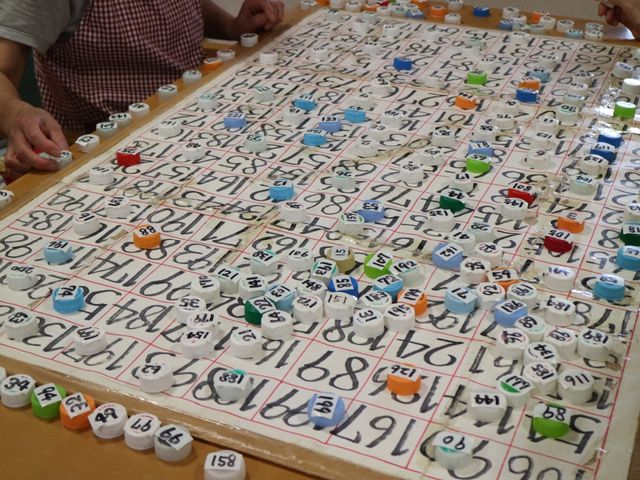 手で遊ぶ数独ゲーム ゲーム 明るく楽しい雰囲気のレクリエーションタイムです。共有する楽しみが、働くやりがいにも繋がります。