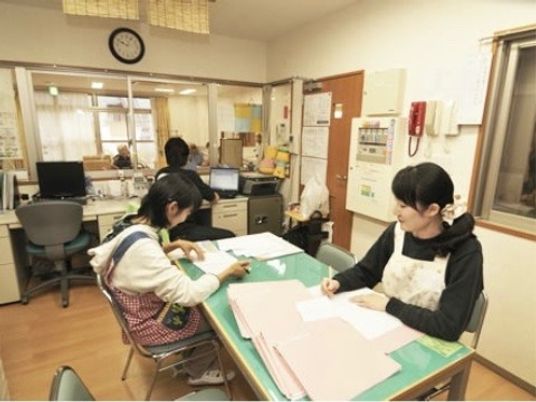 事務室で働くスタッフ