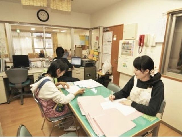 事務室で働くスタッフ