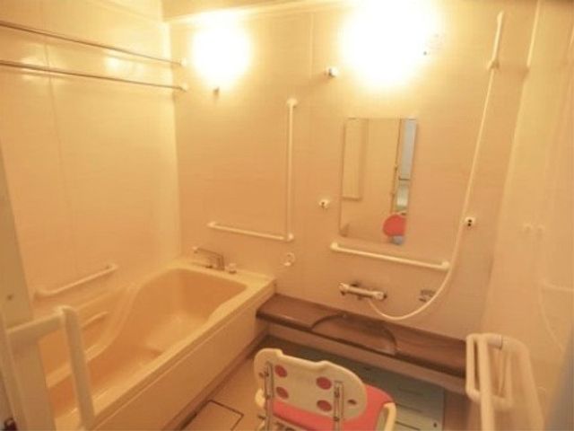 バリアフリー設計の浴室 浴室 手すり付きで安全に工夫された浴室です。ケアが必要な方も快適にご利用いただける空間となっております。