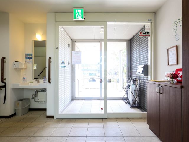 入口と受付のある空間 玄関 ゆとりのあるエントランスは、明るく開放感溢れる設計です。受付では日々の対応が丁寧に行われております。