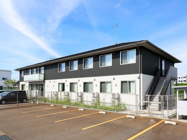 清潔感ある外観の建物 外観 きれいに整備された外観を持つ施設です。職場環境の良さを大切にする方に適しています。