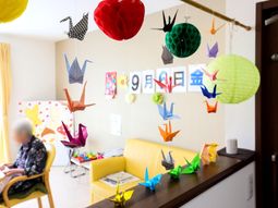 色とりどりの折り鶴と居室