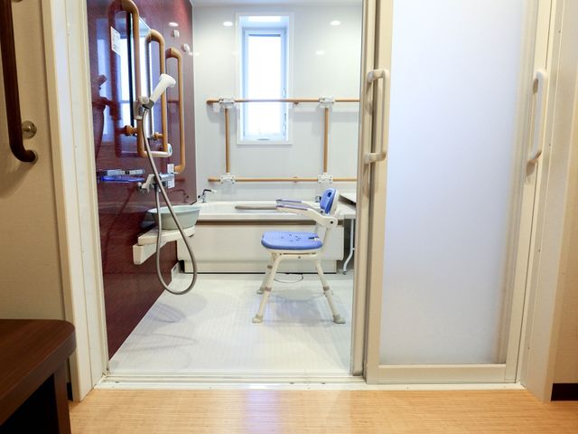 バリアフリーな浴室 浴室 安全で使いやすい工夫がされた浴室です。手すりや座シャワーがあり、安心してご利用いただけます。
