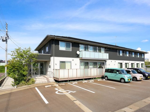 快適な外観の建物 外観 明朗な日差しに照らされた建物は、清潔感があり、ゆとりのある駐車スペースが配されています。