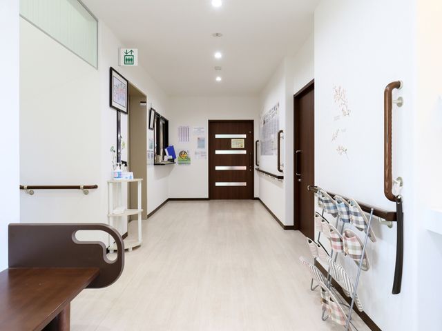 清潔感ある廊下と手すり