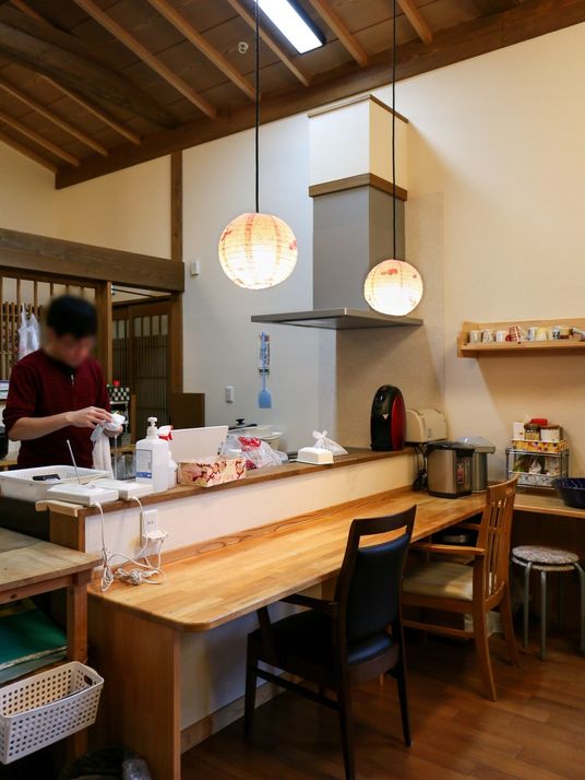和風照明のキッチンカウンター