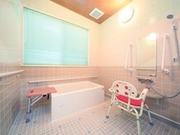 明るい清潔な浴室