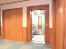 清潔な通路のエレベーター前