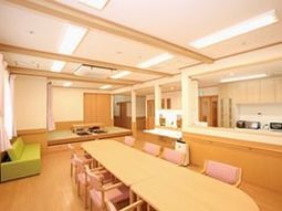 明るい共有リビング空間