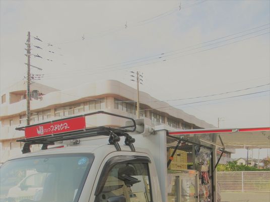 外観と搬入車両  