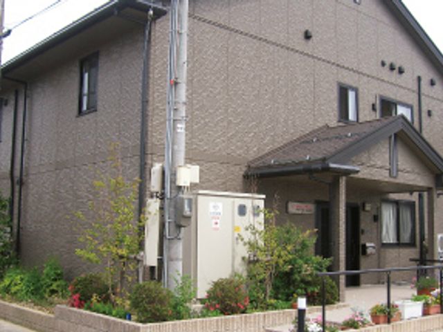 住居感のある外観 外観 緑に囲まれた落ち着いた佇まいが魅力です。快適な環境で働きたい方に最適な場所です。
