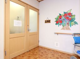 木目調の扉と壁飾りの廊下