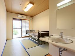 居室の清潔なベッドと洗面台