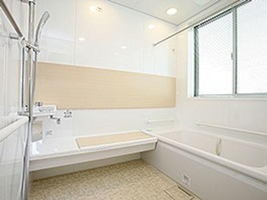 バリアフリー設計の浴室