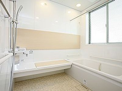 バリアフリー設計の浴室